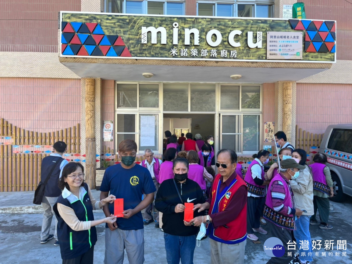 台電嘉義區處今(28)日特由許一女處長及常務理事林盈年,率隊前往致贈受災戶急難救助金,並捐助達邦村老人食堂白米及加菜金/陳致愷翻攝