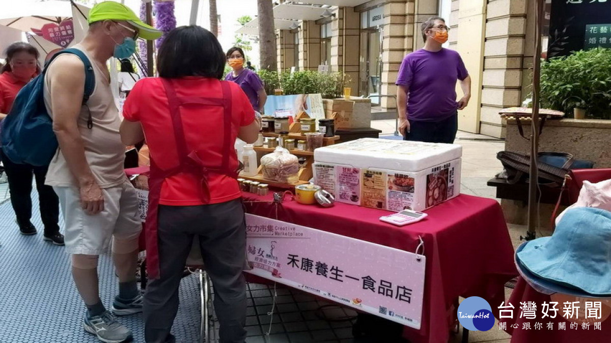 ▲「女力經濟－高雄婦女經濟培力方案」成果展售會於在夢時代幸福廣場熱鬧登場。（圖／記者 許高祥 翻攝）