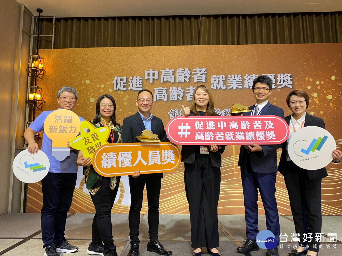 勞動力發展署中彰投分署長劉秀貞（中）與獲獎者合影