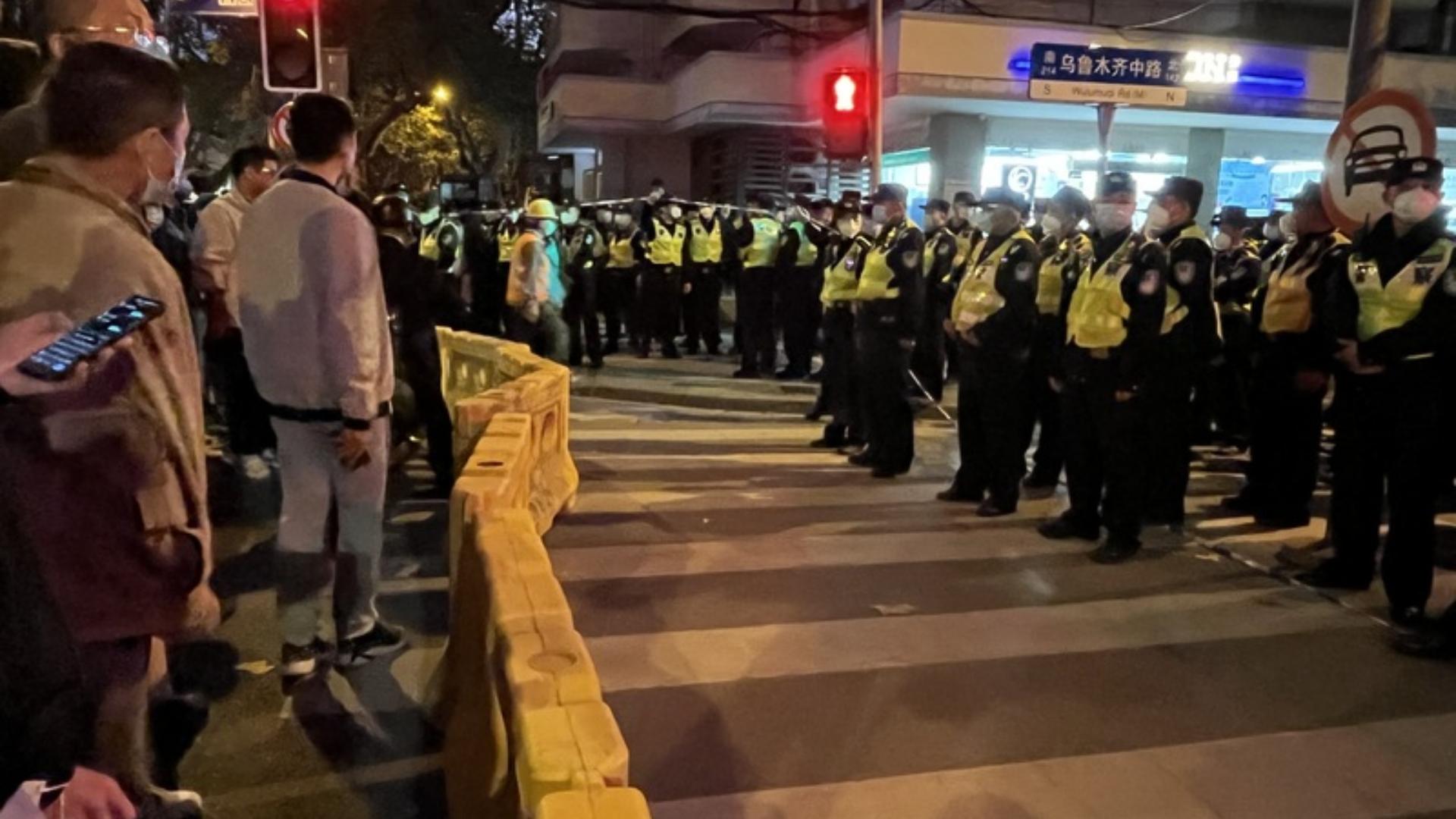 上海民眾27日下午於烏魯木齊中路再集結,路障被載運到現場。 中央社