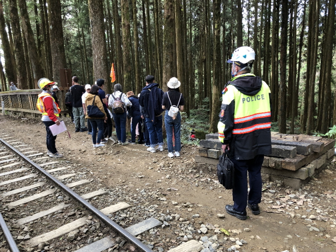 林務局阿里山林鐵及文資處與阿里山派出所聯合勸導民眾 勿行走鐵路以免觸法