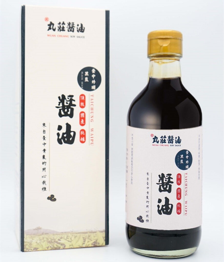 ▲百年丸莊醬油攜手臺中外埔土城社區開發聯名醬油。(圖/丸莊醬油提供)