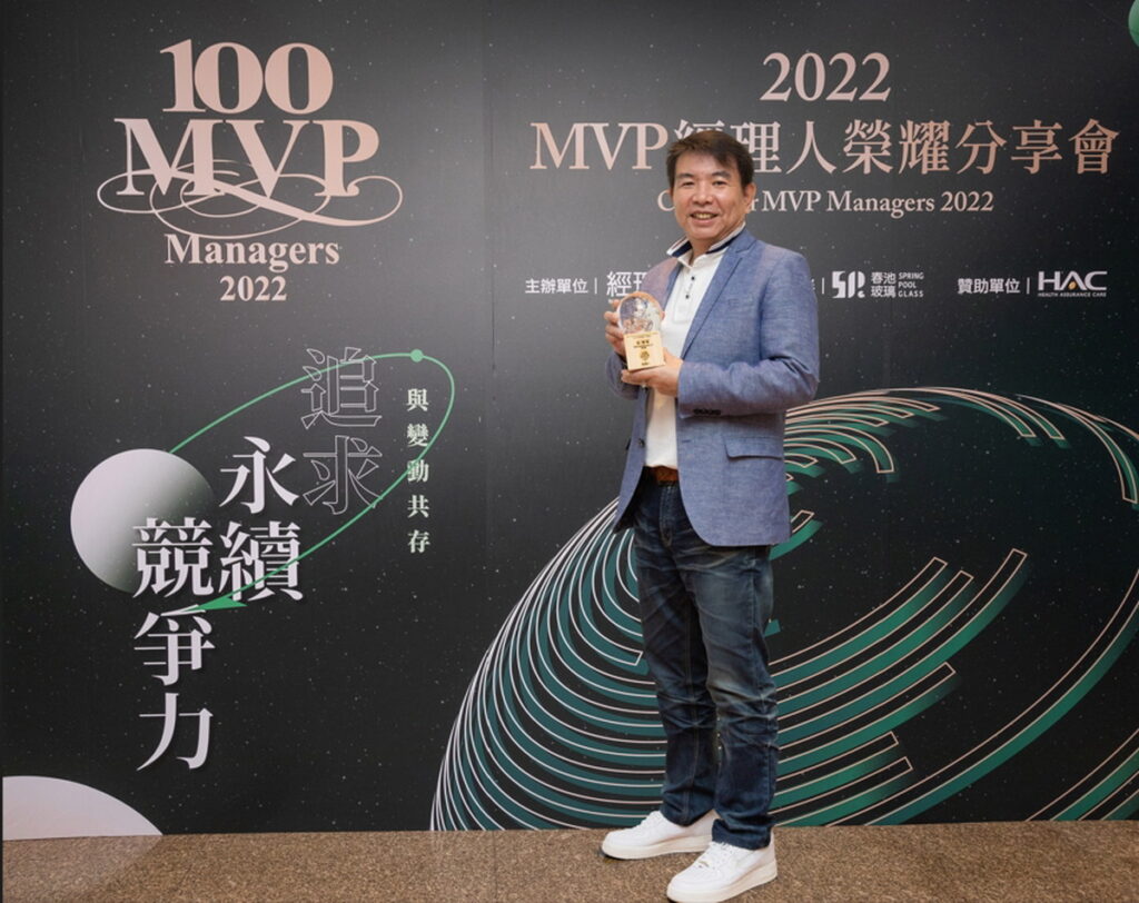 圖說:對於「MVP經理人」獎的肯定，彭鴻珷總經表示:「美國思科公司總裁約翰·錢伯斯曾說，新經濟時代已『不是大魚吃小魚，而是快魚吃慢魚。』正與東森購物王令麟董事長的『快速行動､打破常規』的理念不謀而合，在後疫情時代下，唯快不破､精準決策､追求效率､登峰奪標，也是他認為這幾年東森購物能被人稱為逆風贏家的原因。
