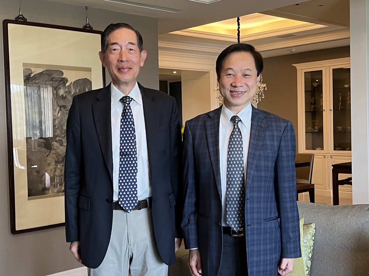 吳清邁(左)續任東海大學第35屆董事長，將持續支持校長張國恩(右)的各項治校政策。（圖/東海大學提供）