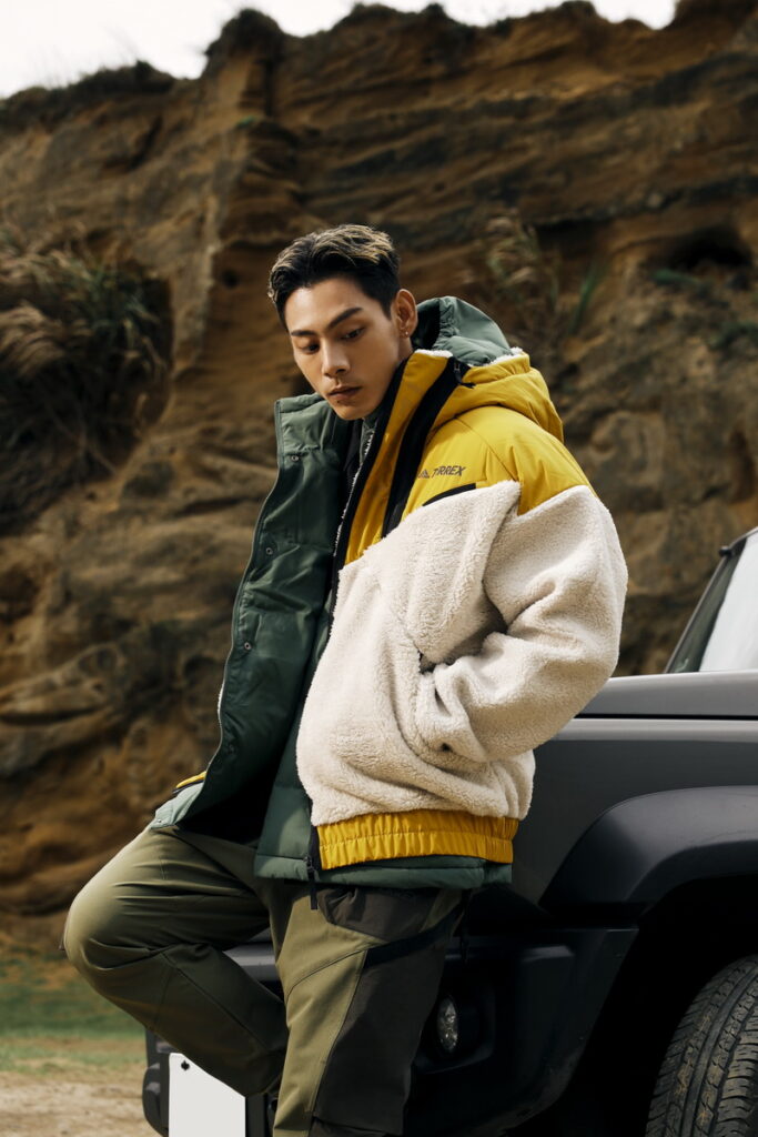 各務孝太穿著的adidas TERREX連帽外套,連帽部分以長絨刷毛材質打造,保暖而柔軟,重點部分則採彈性材質,方便活動