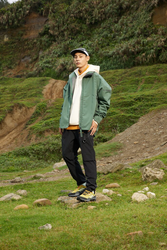 多色系的TERREX運動外套,具有adidas RAIN.RDY防風防水效果,可因應多變的天氣狀況