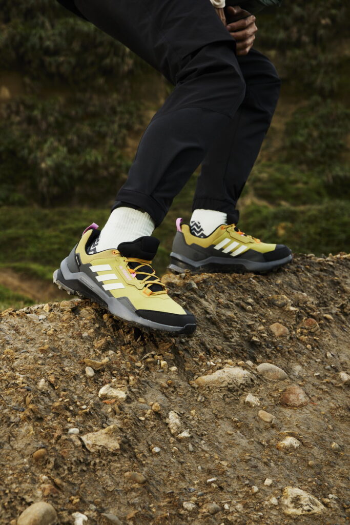 adidas Terrex AX4 GORE-TEX登山鞋的馬牌輪胎大底能提供強大抓地力,加上GORE-TEX 防水材質,無論是登山健走或漫步都市,都能持續暢行