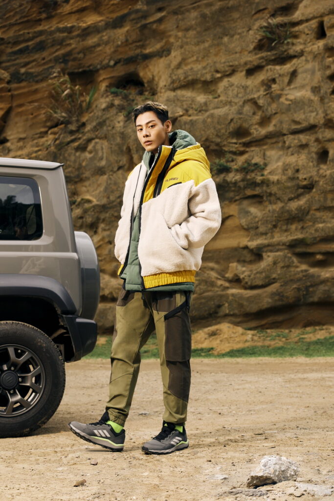 adidas TERREX連帽外套的芥末黃與白色配色十分亮眼,且此版型契合各種身形