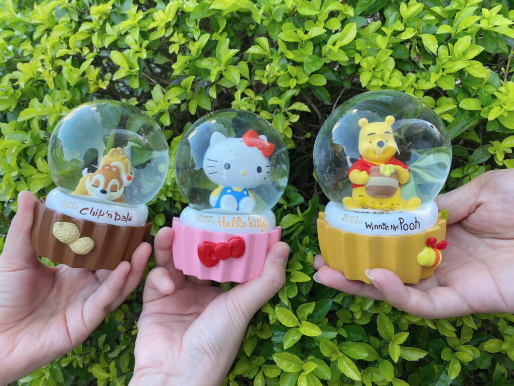 今年首度獨家開發小熊維尼、Hello Kitty、奇奇蒂蒂3款卡通肖像杯子蛋糕水晶球,直徑8公分較一般水晶球大近1倍