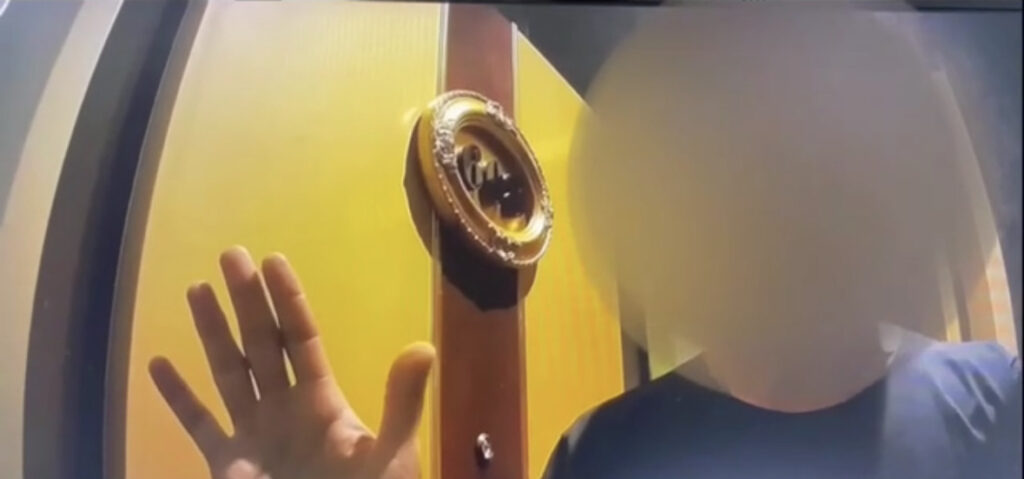南港分局執行擴大臨檢,清查房客時,現場飄出濃濃的毒品味。