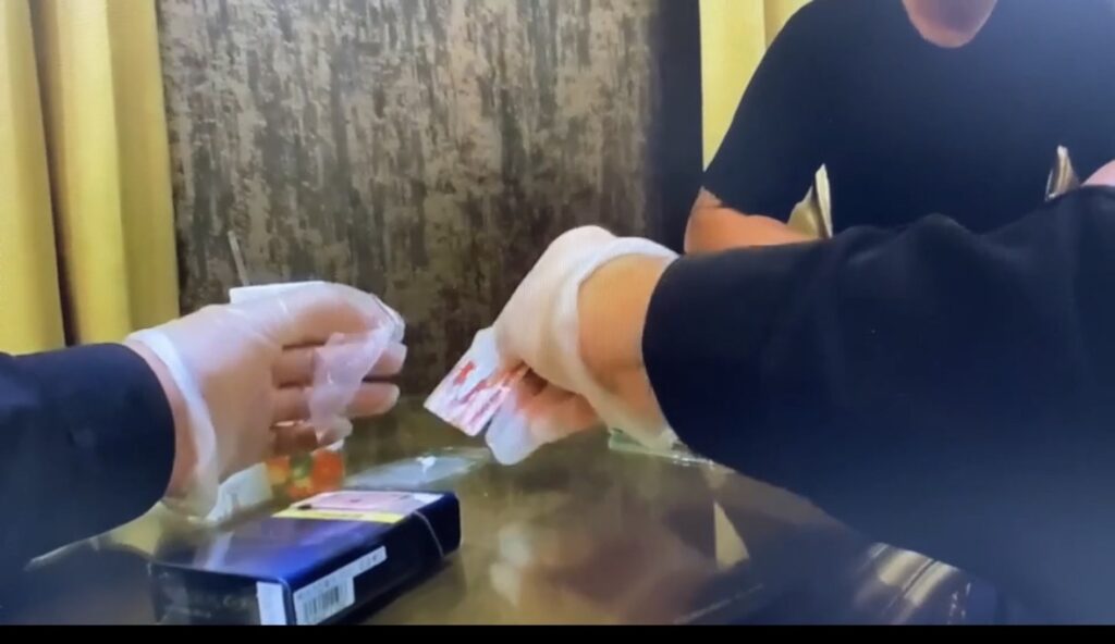 員警進房查看,赫然發現房內桌上有毒品K他命粉末。
