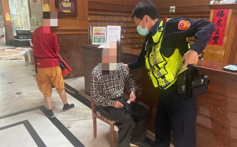 ▲員警帶老翁尋找住處未果,正在休息的老翁忽然從褲袋裡拿出身分證 (圖/台中市警察局 提供)