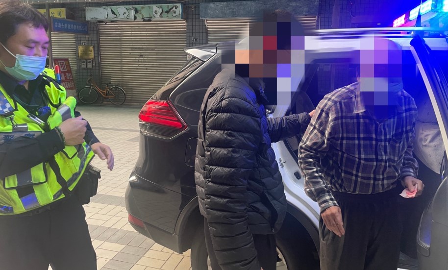▲員警以警車將老翁送返家 (圖/台中市警察局 提供)