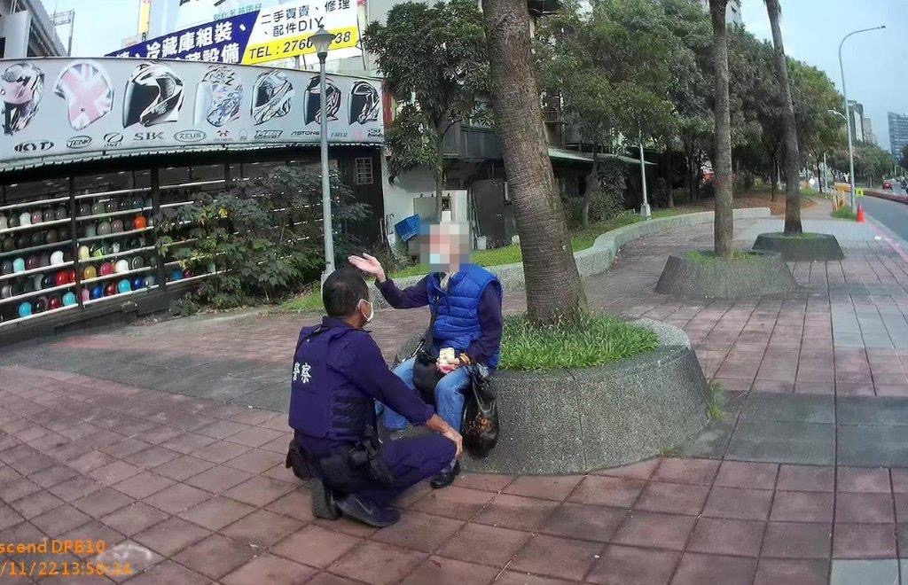 圖:臺北市保安警察大隊第五中隊員警主動關懷走失婦人。