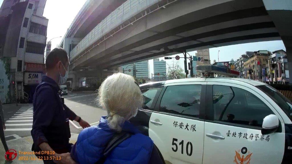 圖:臺北市保安警察大隊第五中隊員警護送婦人上警車平安返家。