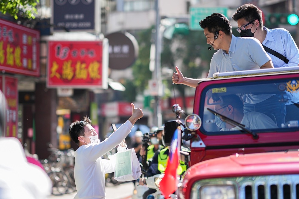 【有影】立委補選前藍委表態 蔣萬安:相信國民黨中央妥適安排 6 國民黨台北市長當選人蔣萬安28日展開車隊掃街謝票,民眾反應熱絡。