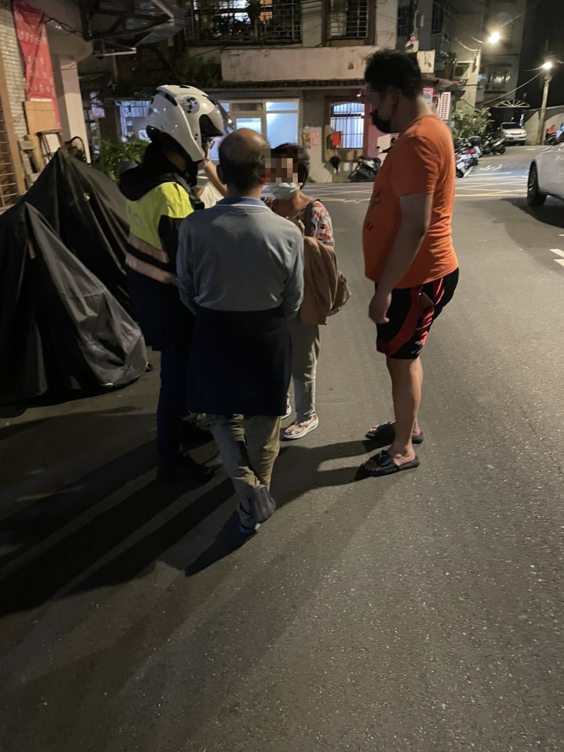 土城警協助失智老翁順利返家。(記者徐煜勝翻攝)