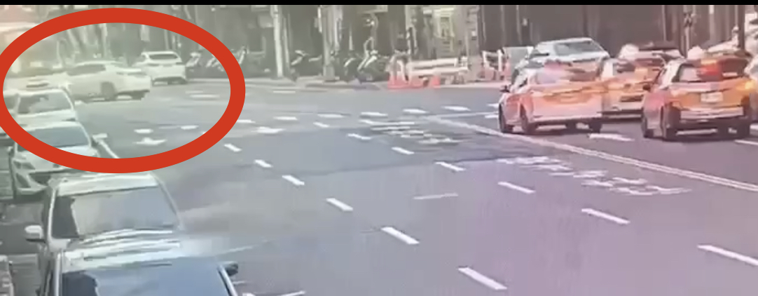 男子車輛失控撞上路邊車輛及停等紅燈的公車。(記者宋紹誠翻攝)