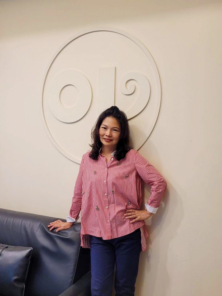 資深技術指導「李佩珍」講師,受多國邀約推廣教育足跡超越上千家門市企業。(記者王巧容翻攝)