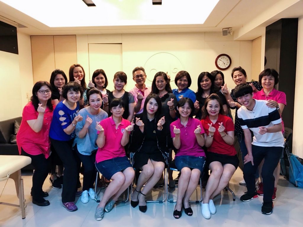 「歐恪米蘭」在美業沙龍中不斷展演、不停教育,強力號朝許多志同道合的美業人共襄盛舉。(記者王巧容翻攝)