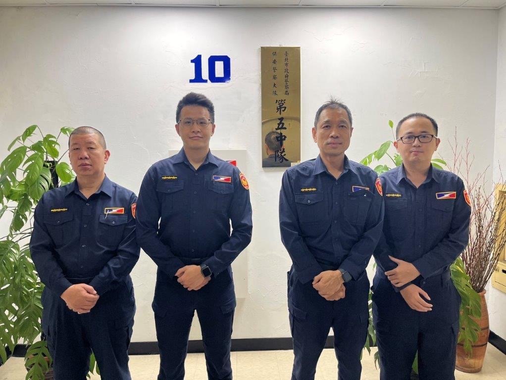 圖:臺北市保安警察大隊第五中隊員警洪文雄、李君翌、小隊長簡永順、警員曾國彰(由左至右)。(記者宋紹誠翻攝)