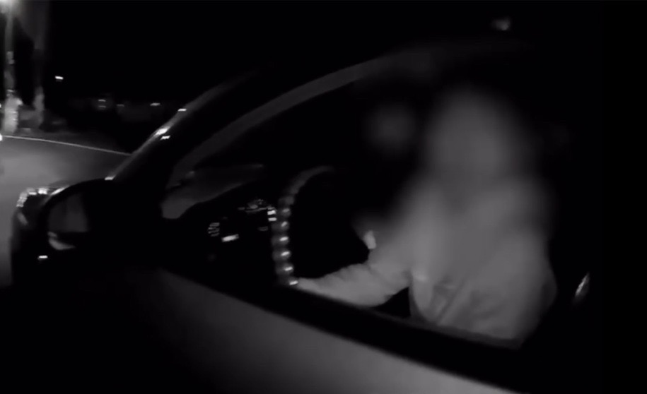 警方攔查嫌犯車輛，並當場帶回兩名嫌犯及被害人。（記者徐煜勝翻攝）