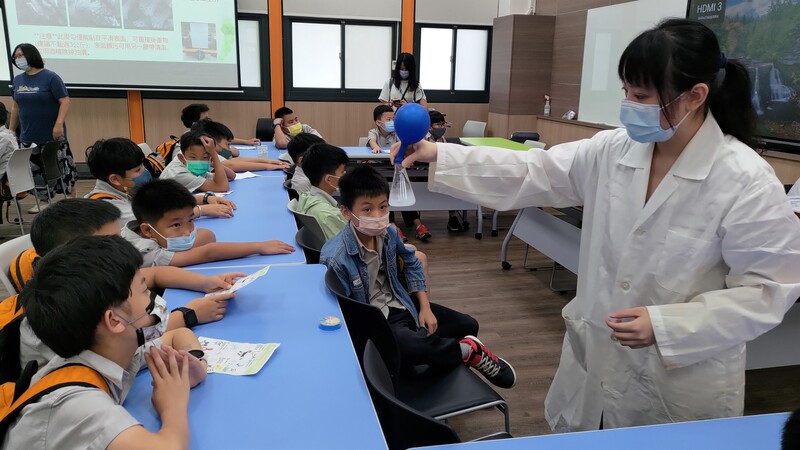 漾新聞|桃園諾瓦小學參訪高雄大學仿生中心 實作壁虎腳掛勾感受仿生科技奧妙