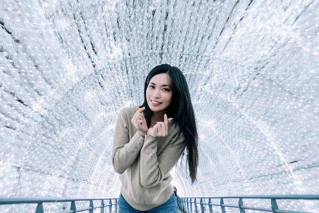 向前傾身的小技巧再加上廣角拍照模式,就能擋住後方路人,拍出空景般照片.jpg