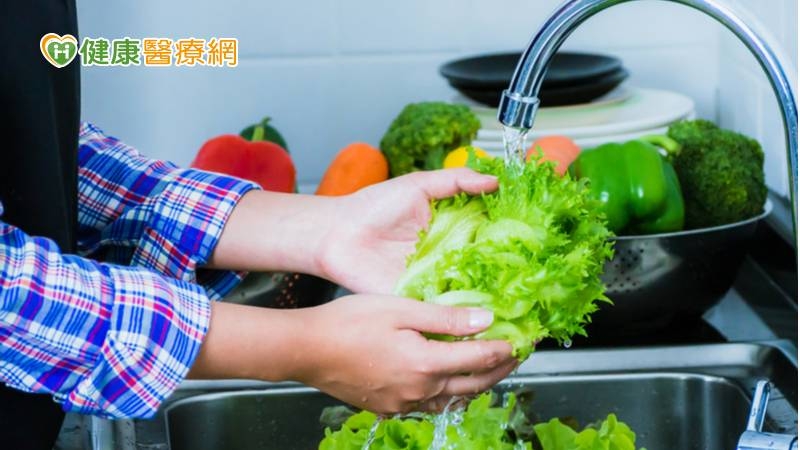 「未洗、不去皮」農藥檢驗高標準! 浸泡、流水清洗降殘留