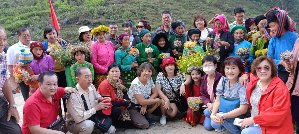 越南河江郡苗旺郊外山區野花與賣花小花童/波新聞