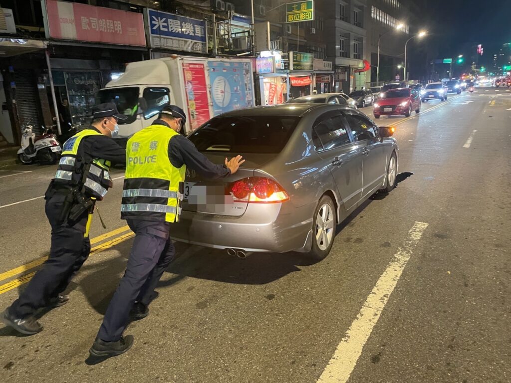 警方協助推車排除道路障礙。