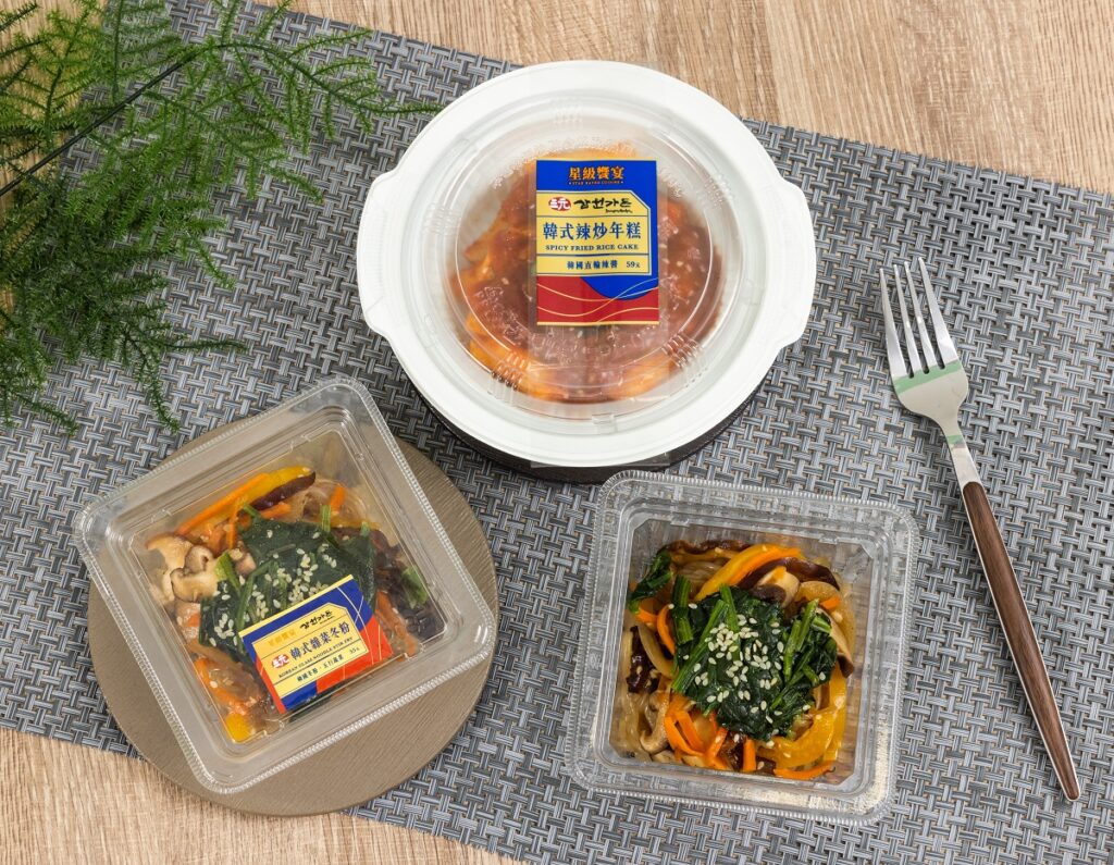 7-ELEVEN特別開發韓式料理不可或缺的「小菜」結構，像是由多種蔬菜拌炒的「韓式雜菜冬粉(售價55元)，另外還有限定3,600間門市販售的「韓式辣炒年糕(售價59元)」