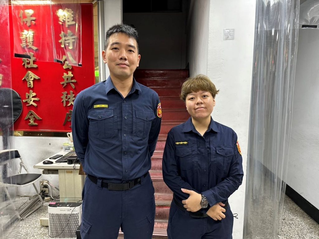 圖:內湖分局內湖派出所所長陳奕安(左)、警員蘇孟綺(右)。