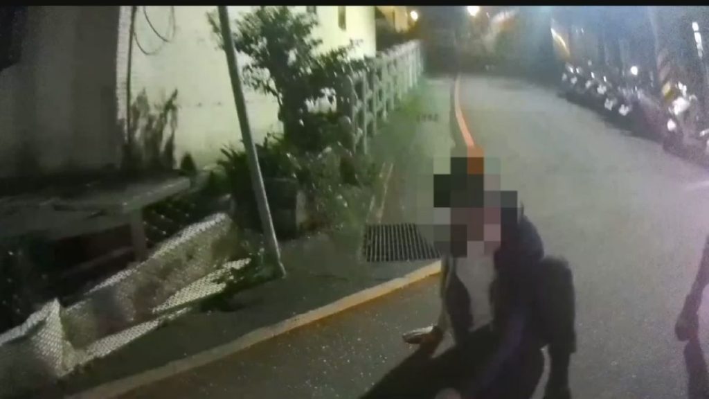 圖:酒醉受傷男子坐臥於地上。