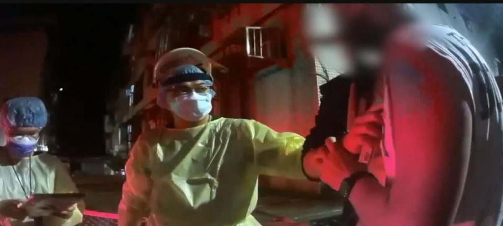 圖:家屬到場將男子帶返家照顧。