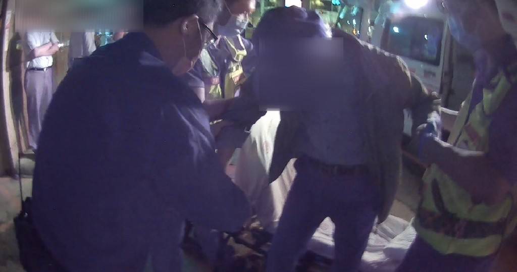 ▲員警立刻找來119救護人員,老翁經送醫治療後並無大礙 (圖/台中市警察局 提供)