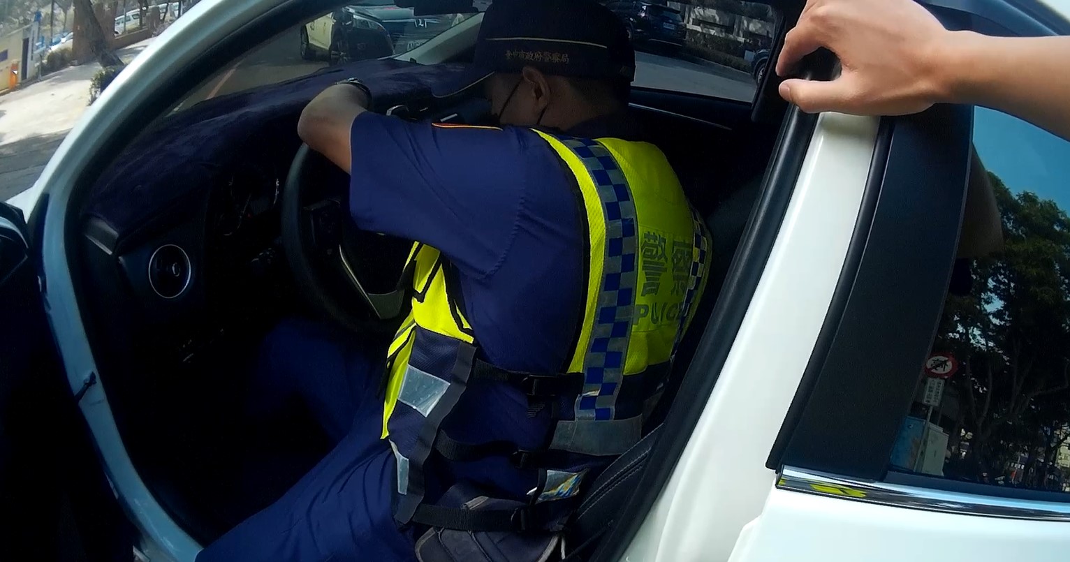 ▲員警嘗試幫徐姓駕駛重新發動車輛 (圖/台中市警察局 提供)