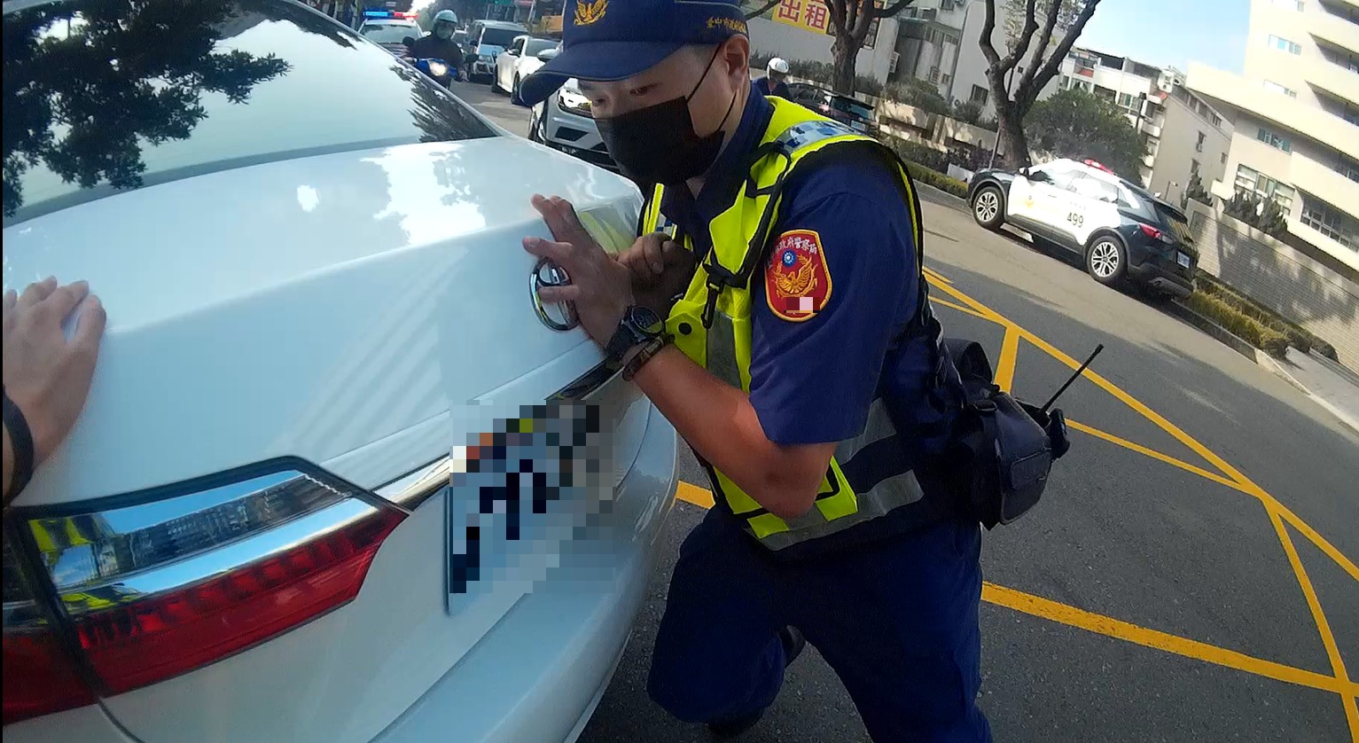 ▲南屯所員警合力推動車輛移置路旁安全處 (圖/台中市警察局 提供)