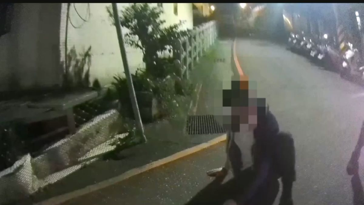 酒醉受傷男子坐臥於地上。(記者宋紹誠翻攝)