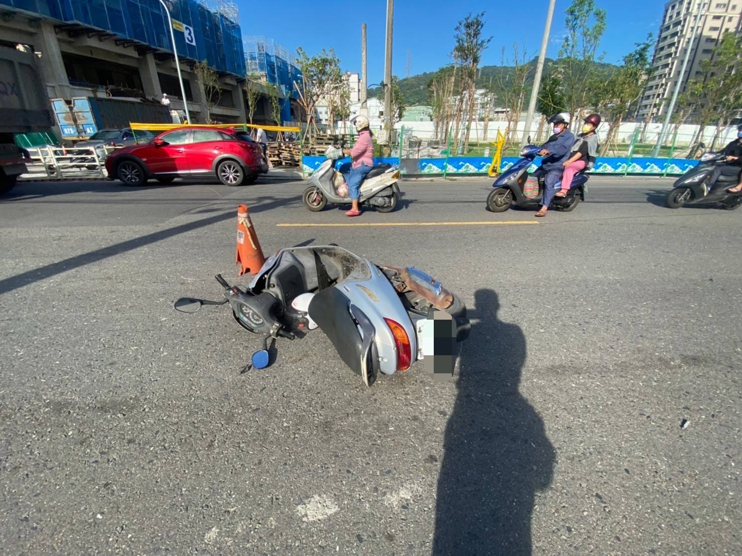 新北市泰山區明志路三段發生機車追撞的交通事故,林口分局員警迅速到場處理。(記者楊國域翻攝)