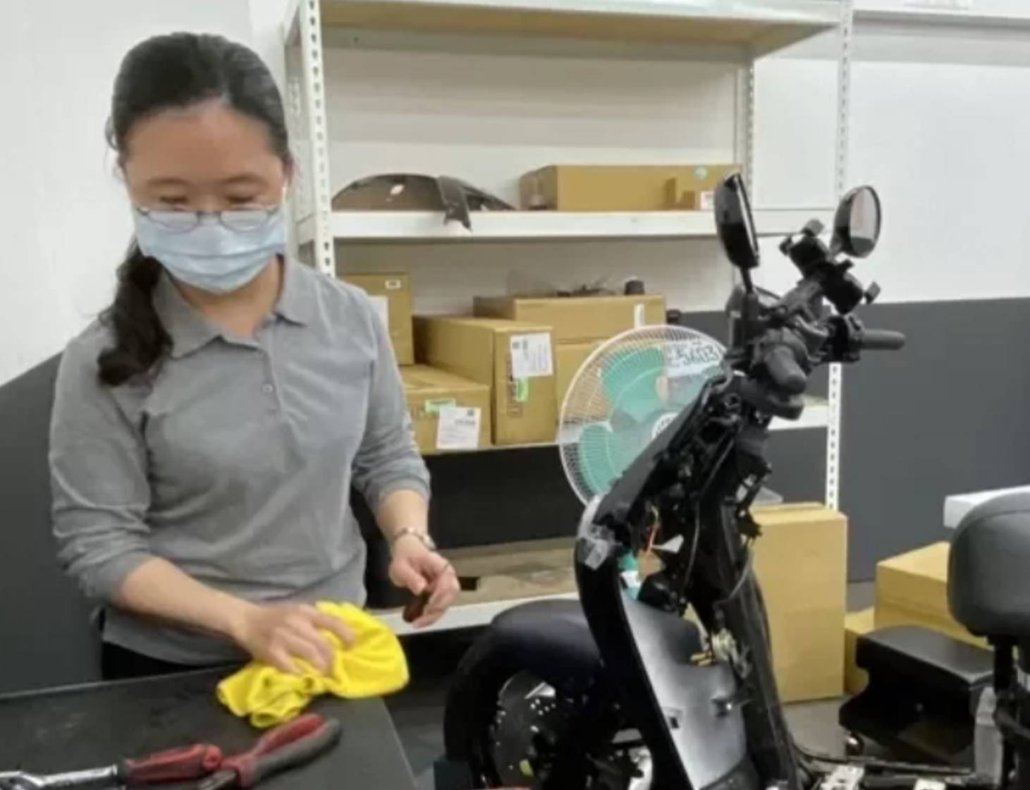 失智症患者小惠在中市聲暉就服員劉季右協助下,在Gogoro台中福星門市擔任清潔員二年多,成了「職場好幫手」。 (圖/記者林㤈輝翻攝)