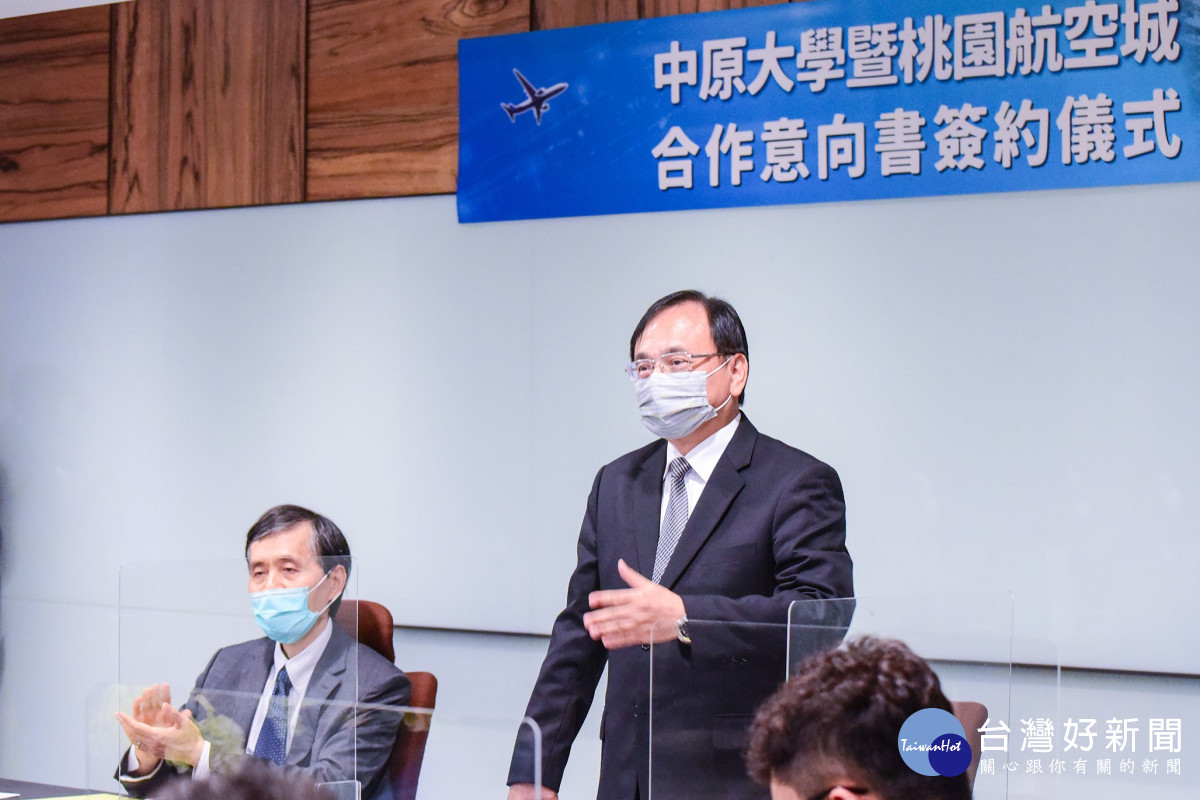 桃園航空城公司董事長陳錫禎(右)期望透過與中原大學之合作,整合科技創新,創造雙贏!