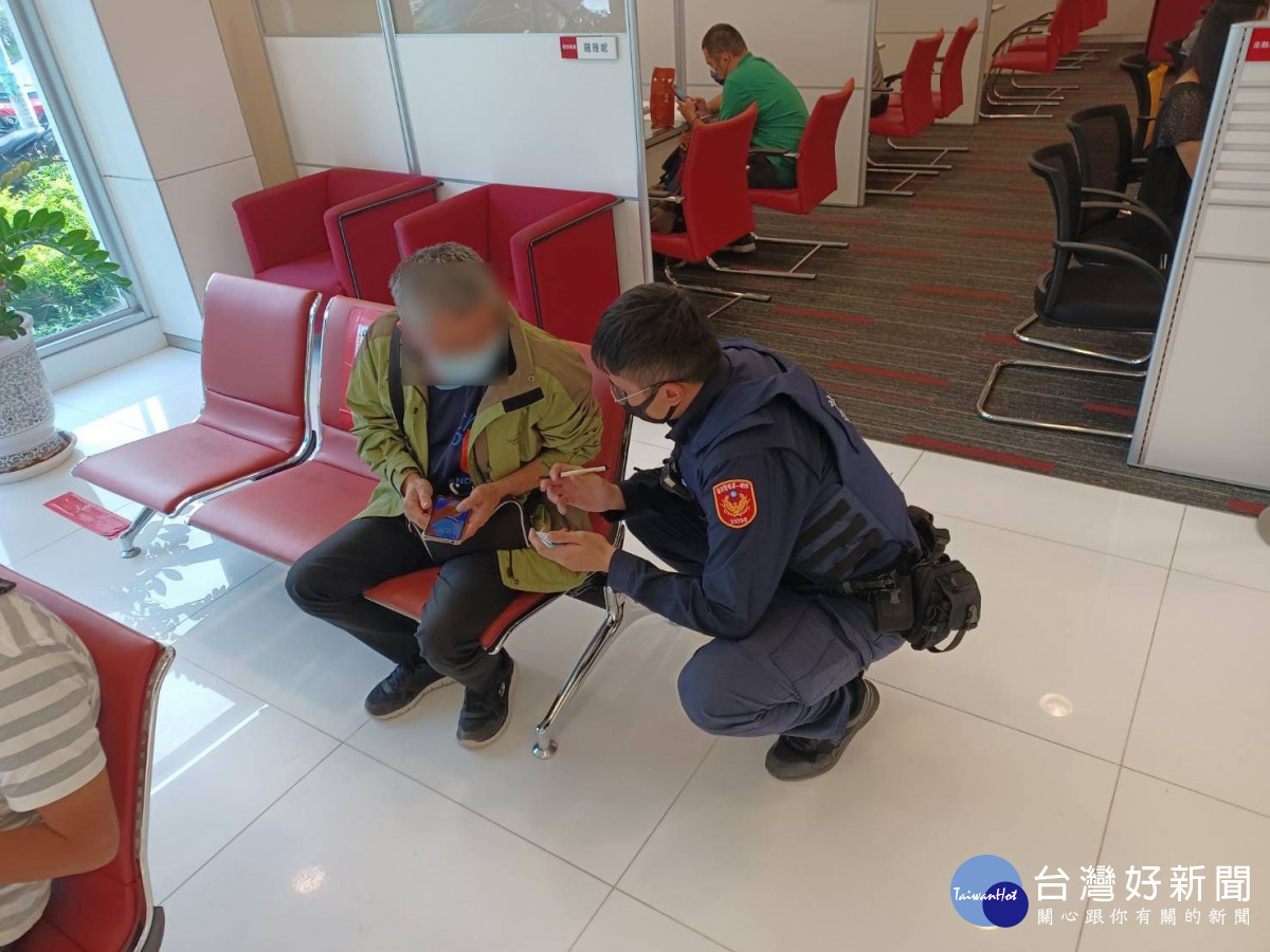 老翁遇投資型詐騙,警方、行員合力阻詐。