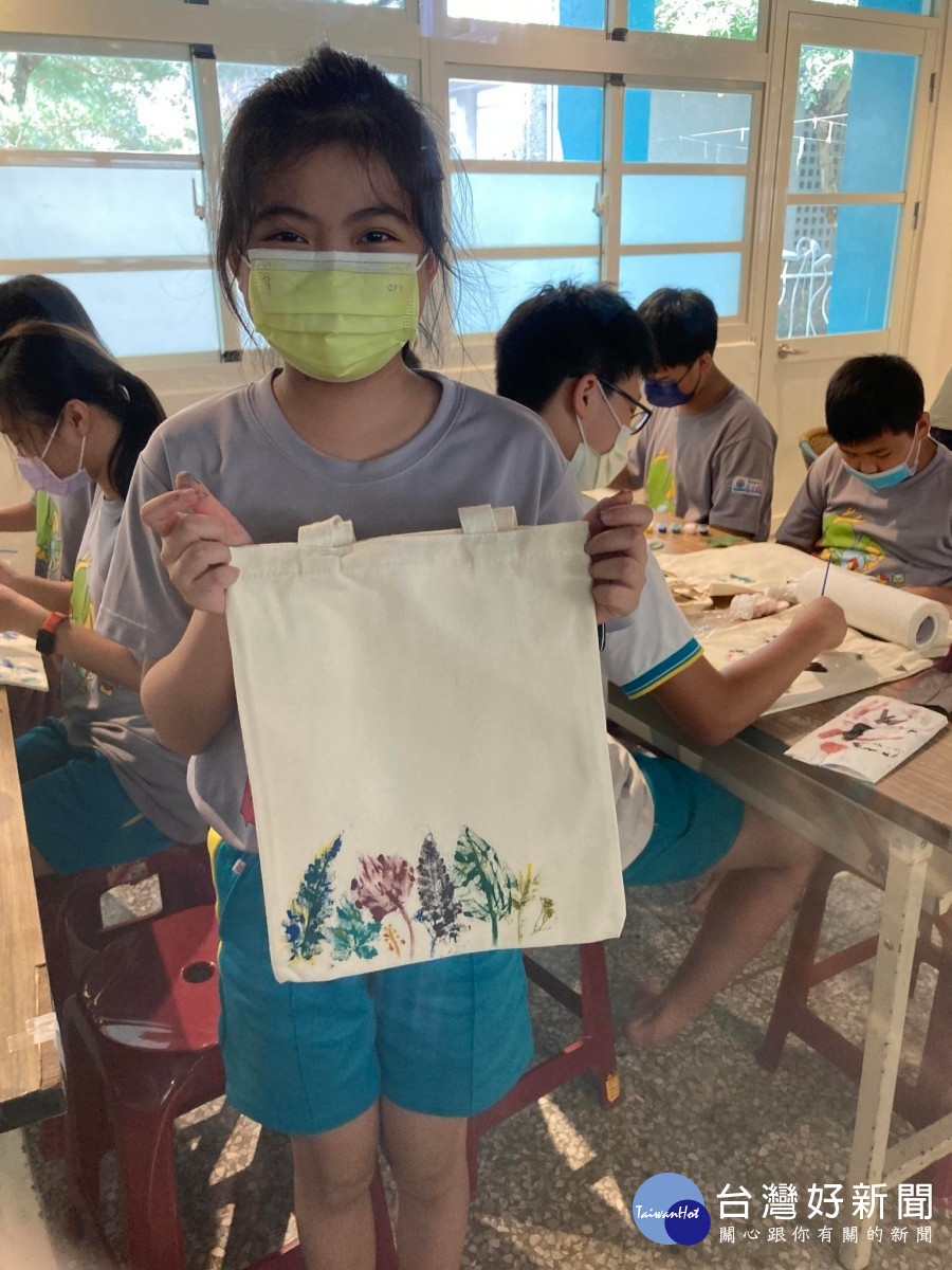 學生手作文創商品以提升農產品經濟價值。