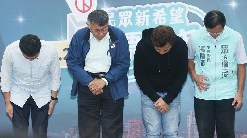 柯文哲26日晚間率黨內幹部,針對九合一選舉結果發表談話,並鞠躬感謝選民支持。中央社