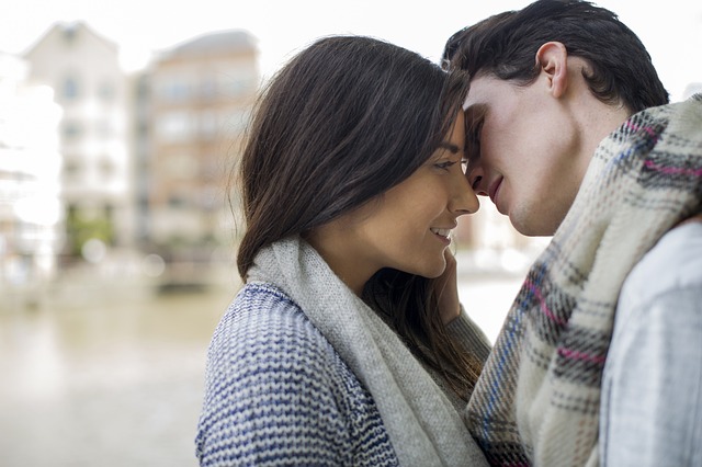 kissing-g4da3cf49e_640.jpg