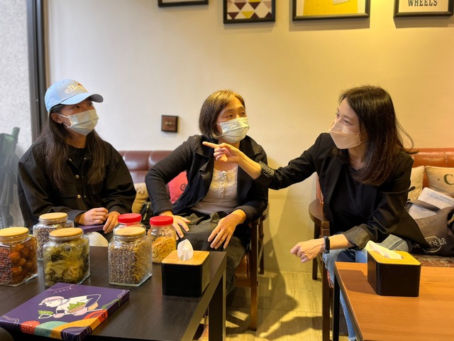 客家局長林素琴與返鄉青年討論開咖啡廳藍圖 .jpg