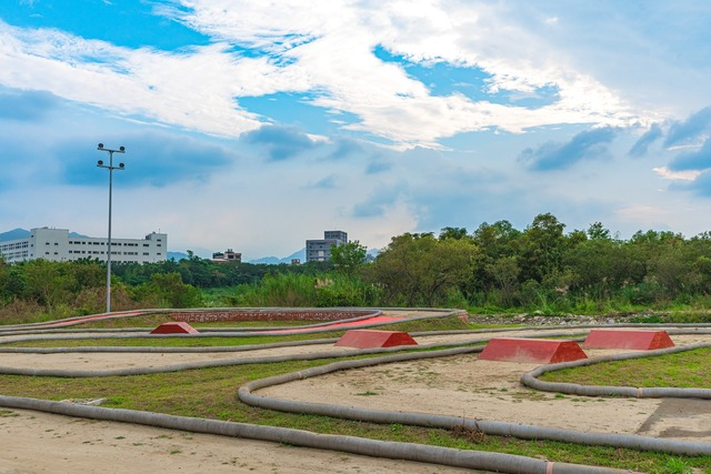 增加各式跳台,玩家們可以盡情奔馳跳躍 (1).jpg