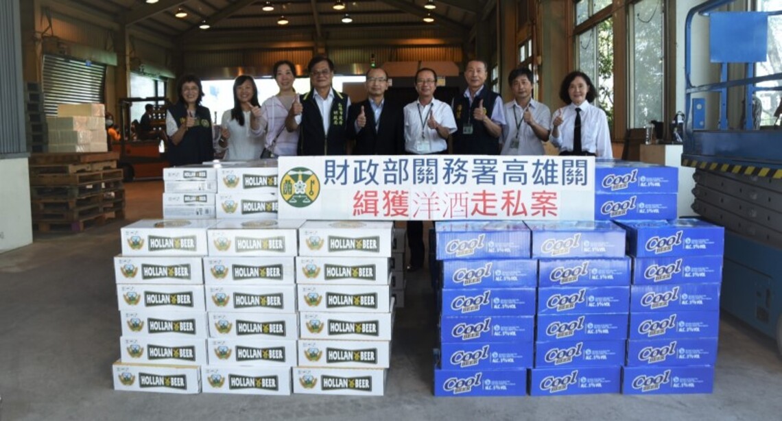 高雄雄關再傳捷報    查獲市價約新臺幣3,000萬元的轉口櫃走私啤酒