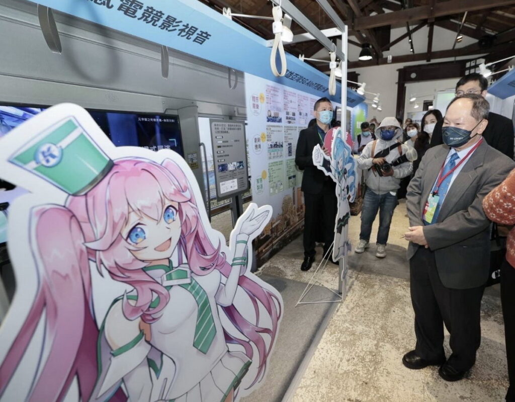 經濟部工業局主任秘書周崇斌參觀高雄捷運局「沉浸式互動車廂」攤位展